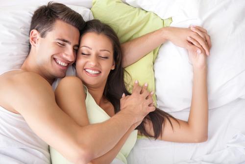 couple-hugging-bed